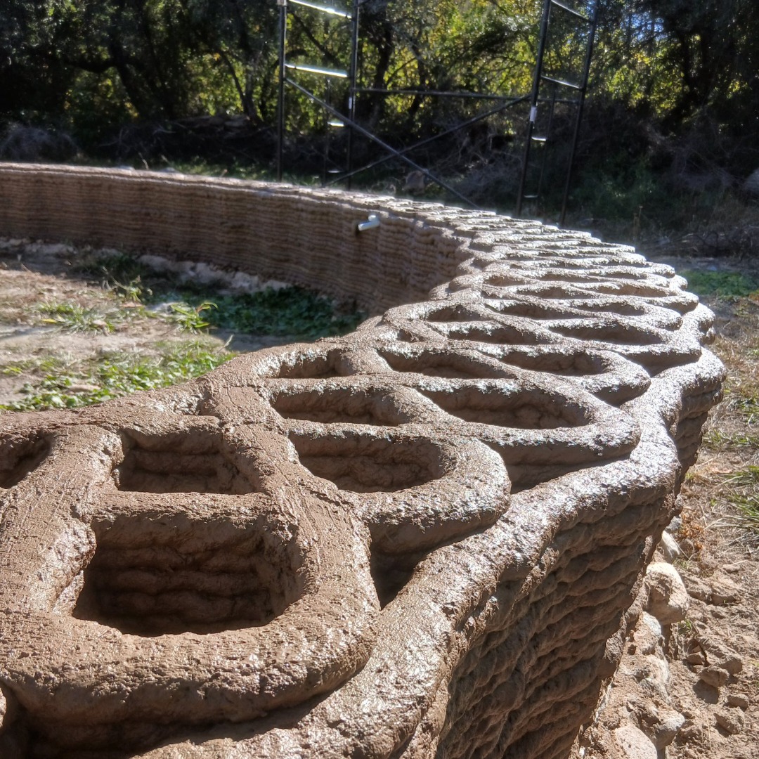 Impresión en proceso con detalle de la geometría de tierra extruida